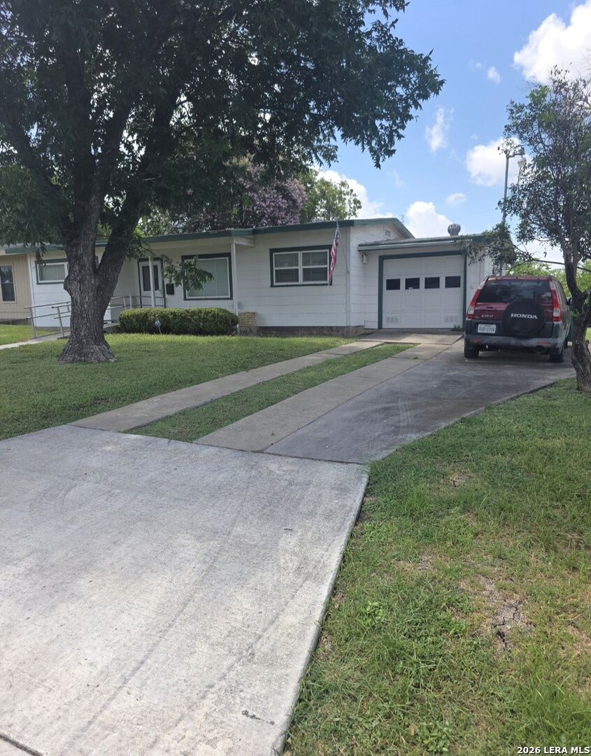 Property Photo: 214 Glad TX 78223