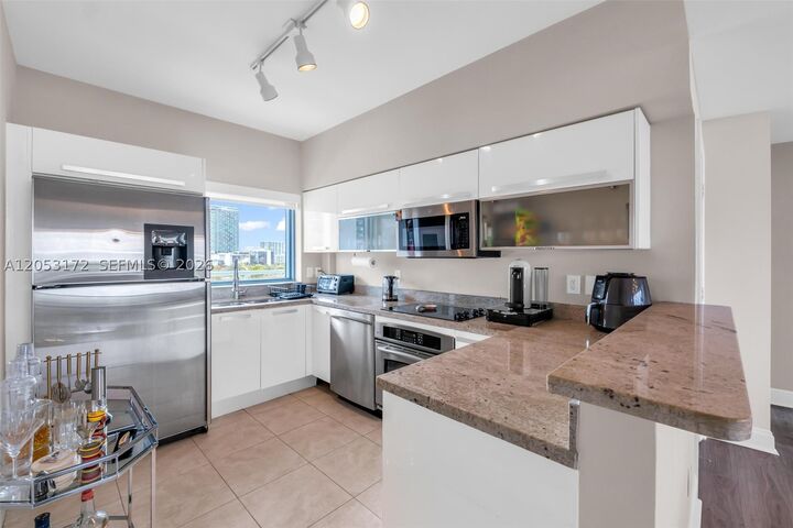 Property Photo: 601 NE 36th St 904 FL 33137