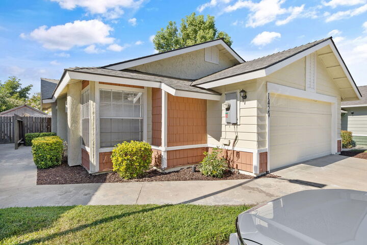Property Photo: 1429 E Sunnyview Avenue CA 93292