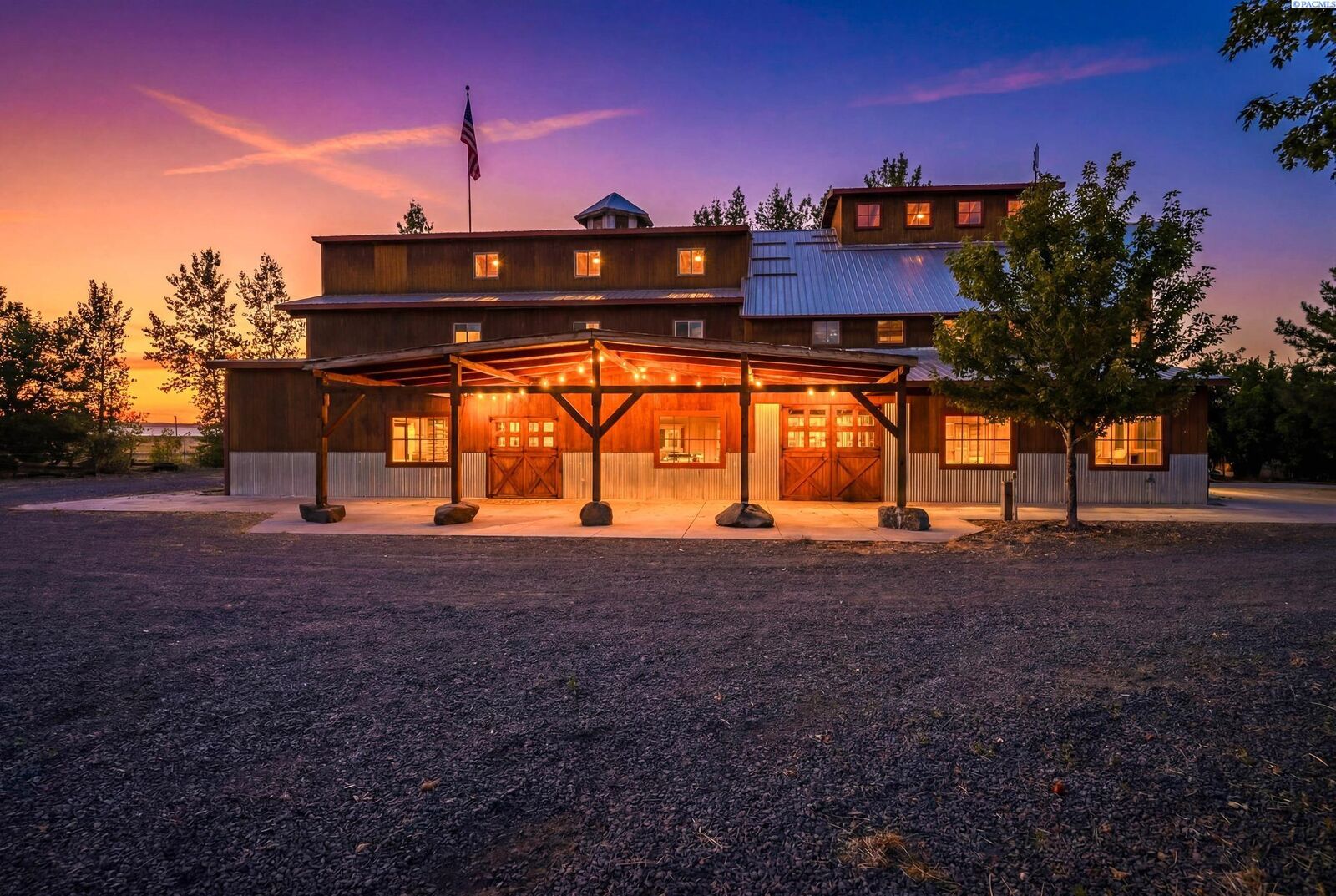 Property Photo: 315 Monument Dr WA 99323