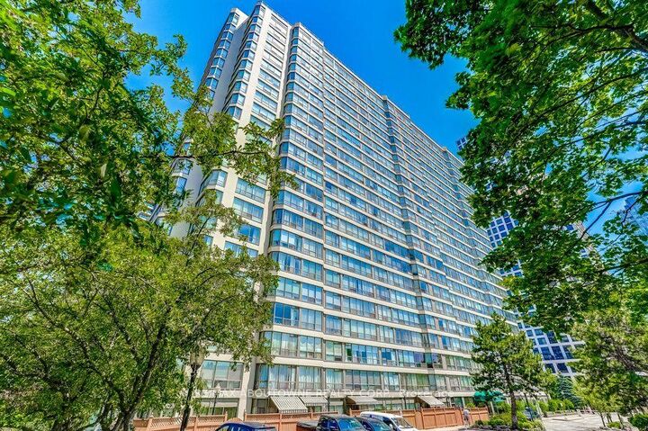 Property Photo:  55 Elm Drive W 1007  ON L5B 3Z3 