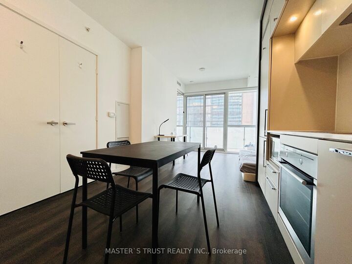 Property Photo:  15 Grenville Street 1708  ON M4Y 1A1 