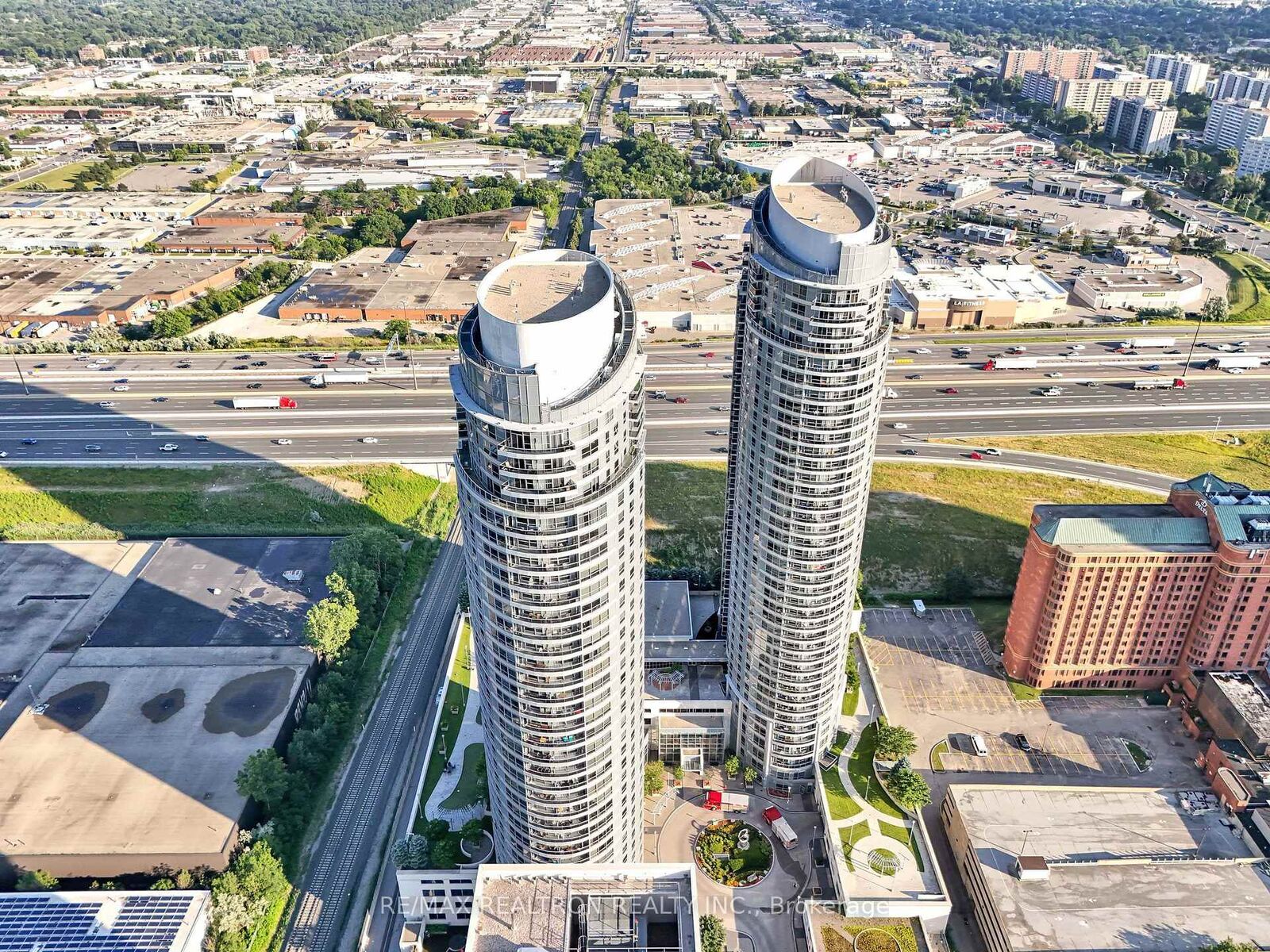 Property Photo: 135 Village Green Square 2022 ON M1S 0G4