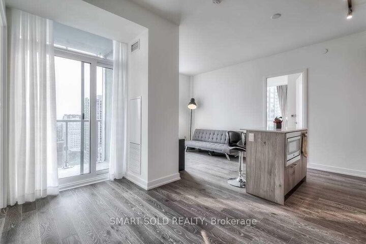 Property Photo: 1 Yorkville Avenue 2211 ON M4W 1L1