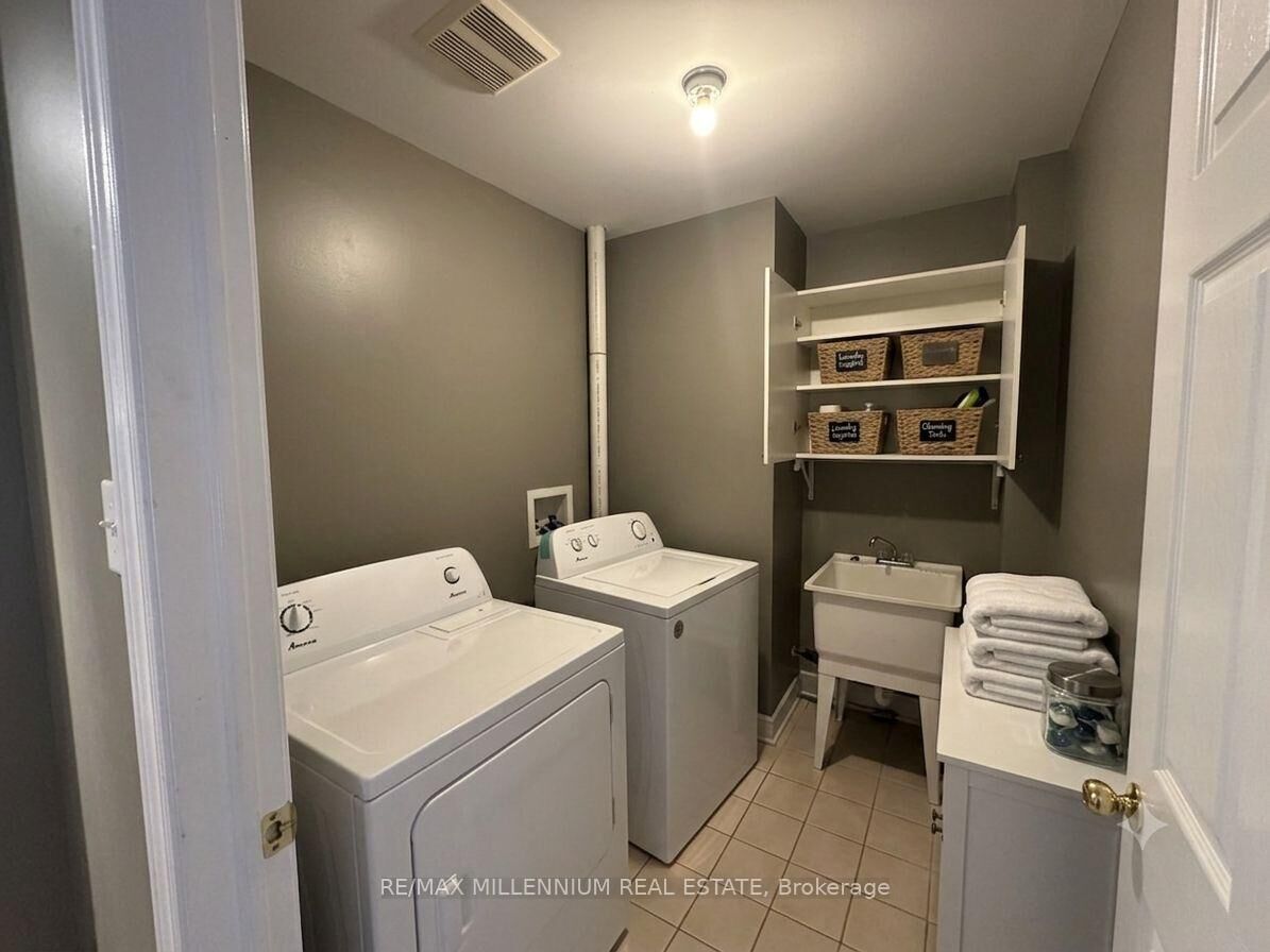 Property Photo:  33 Nomad Crescent Upper  ON L6Y 5N5 