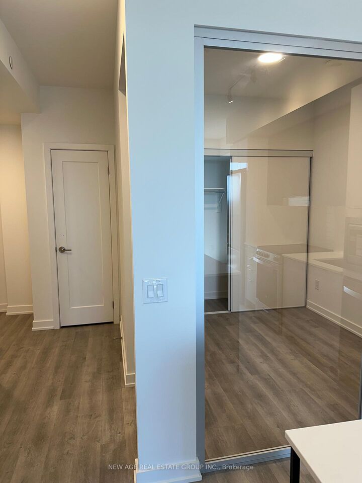 Property Photo: 5105 Hurontario St Street E 2107 ON L4Z 0C9