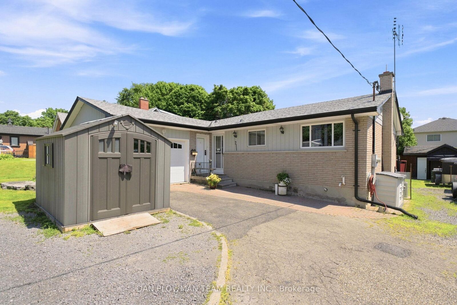 Photo de la propriété:  211 Liberty Street N  ON L1C 2M6 
