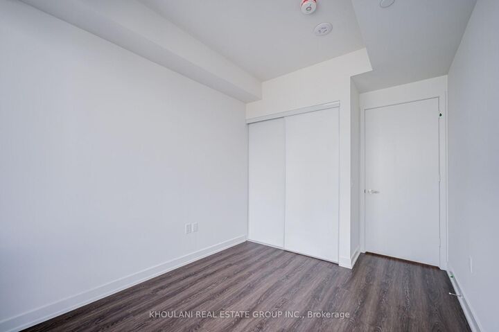 Property Photo: 448 Burnhamthorpe Road W 4906 ON L5B 0R4
