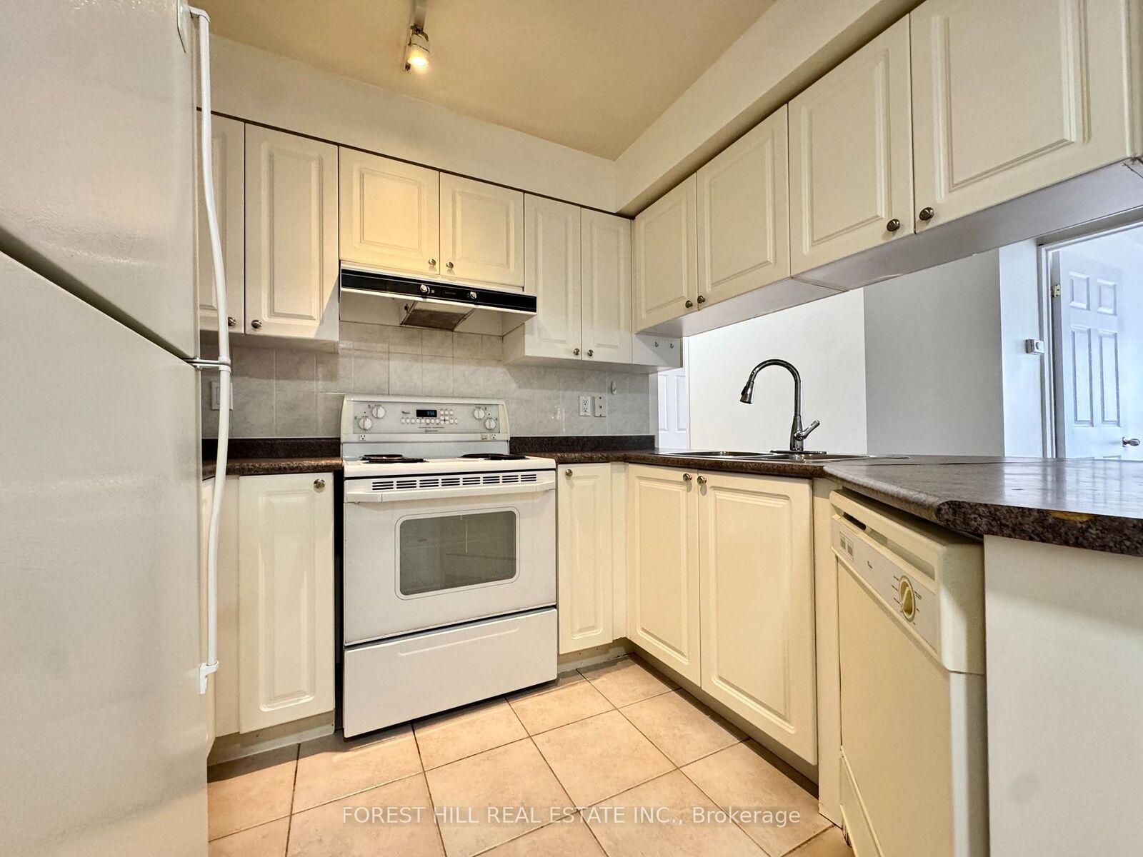 Property Photo: 889 Bay Street 810 ON M5S 3K6