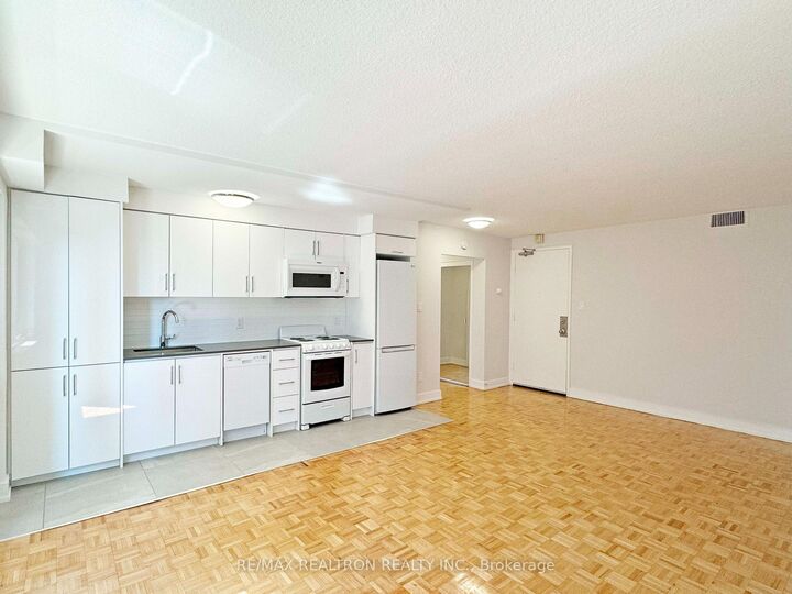 Property Photo: 95 Lawton Boulevard 706 ON M4V 1Z8
