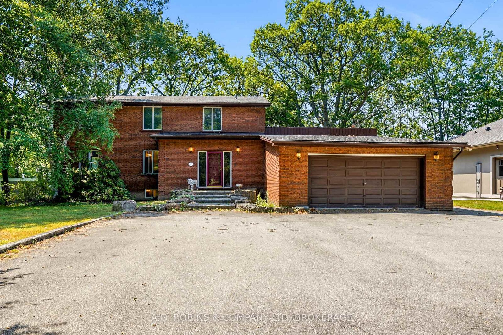 Property Photo: 559 Lakeshore Road E ON L3K 5V3