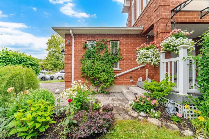 Property Photo: 30 Henderson Crescent ON L9R 1Y3