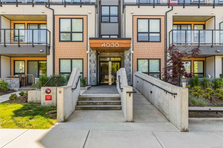 Property Photo:  4030 Shelbourne St #307  BC V8N 3E4 