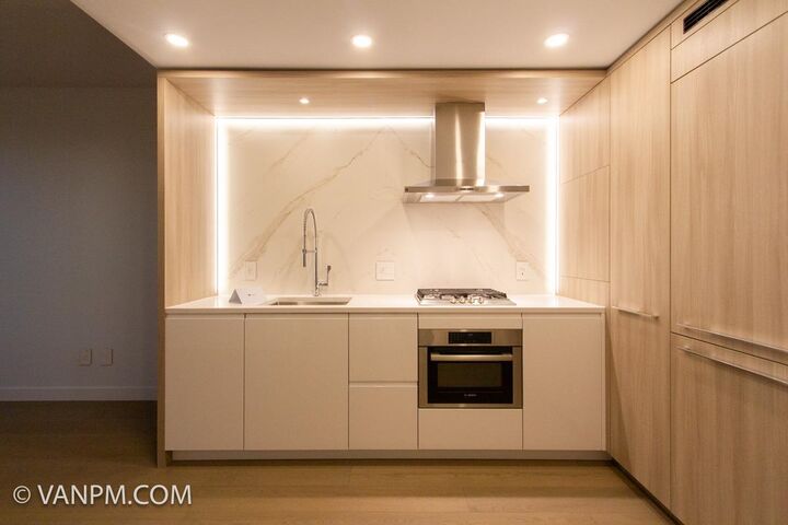 Property Photo: 15165 Thrift Avenue 202 BC V4B 0C1