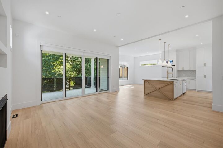 Property Photo: 35133 Christina Place 5 BC V2S 8H1