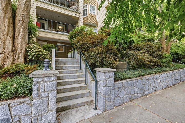 Property Photo:  5556 14 Avenue 105  BC V4M 4E7 
