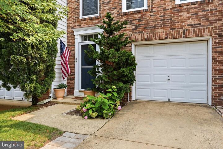Property Photo:  5439 Summer Leaf Lane  VA 22312 