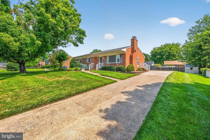 Property Photo: 19 Hamilton Terrace Drive VA 20158