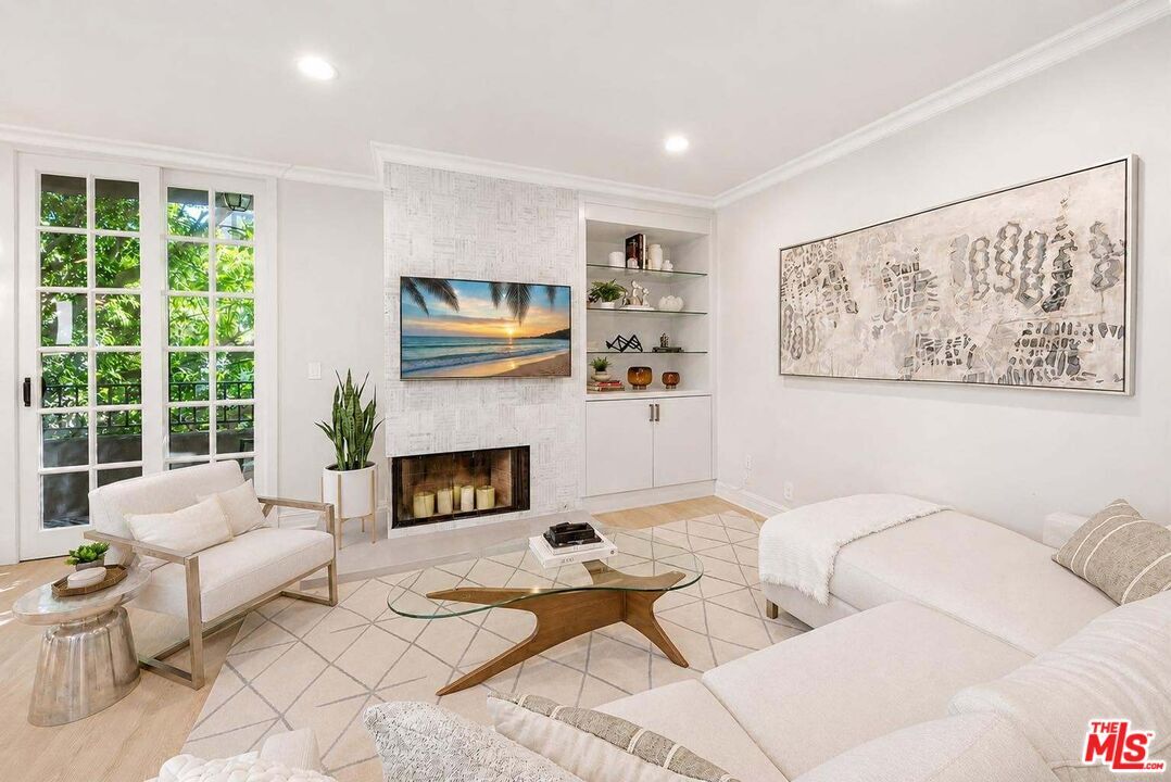 Property Photo:  412 Arnaz Dr  CA 90048 