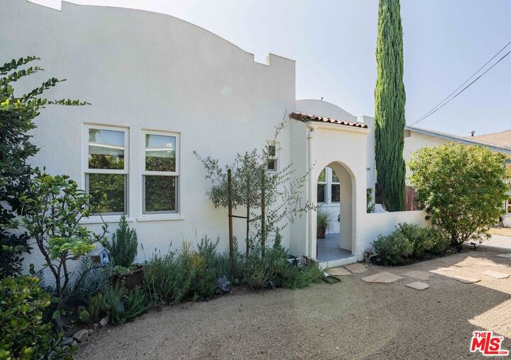 Property Photo:  239 N Everett St  CA 91206 