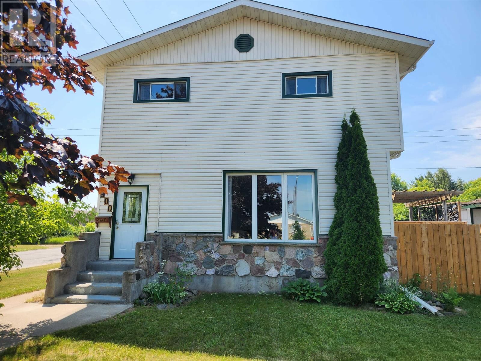 Property Photo: 900 Mary St W ON P7E 4M1
