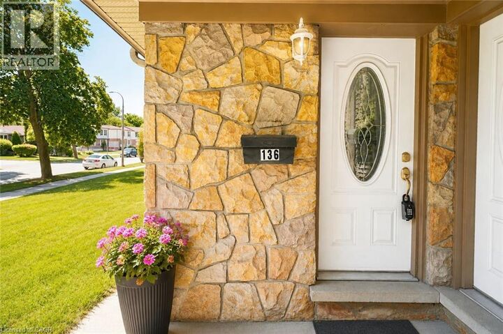 Photo de la propriété: 136 Jansen Avenue ON N2A 2L7