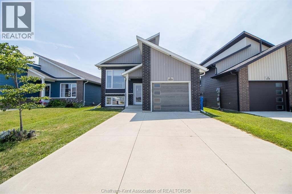 Property Photo: 223 Manning Drive Drive ON N7M 0S5