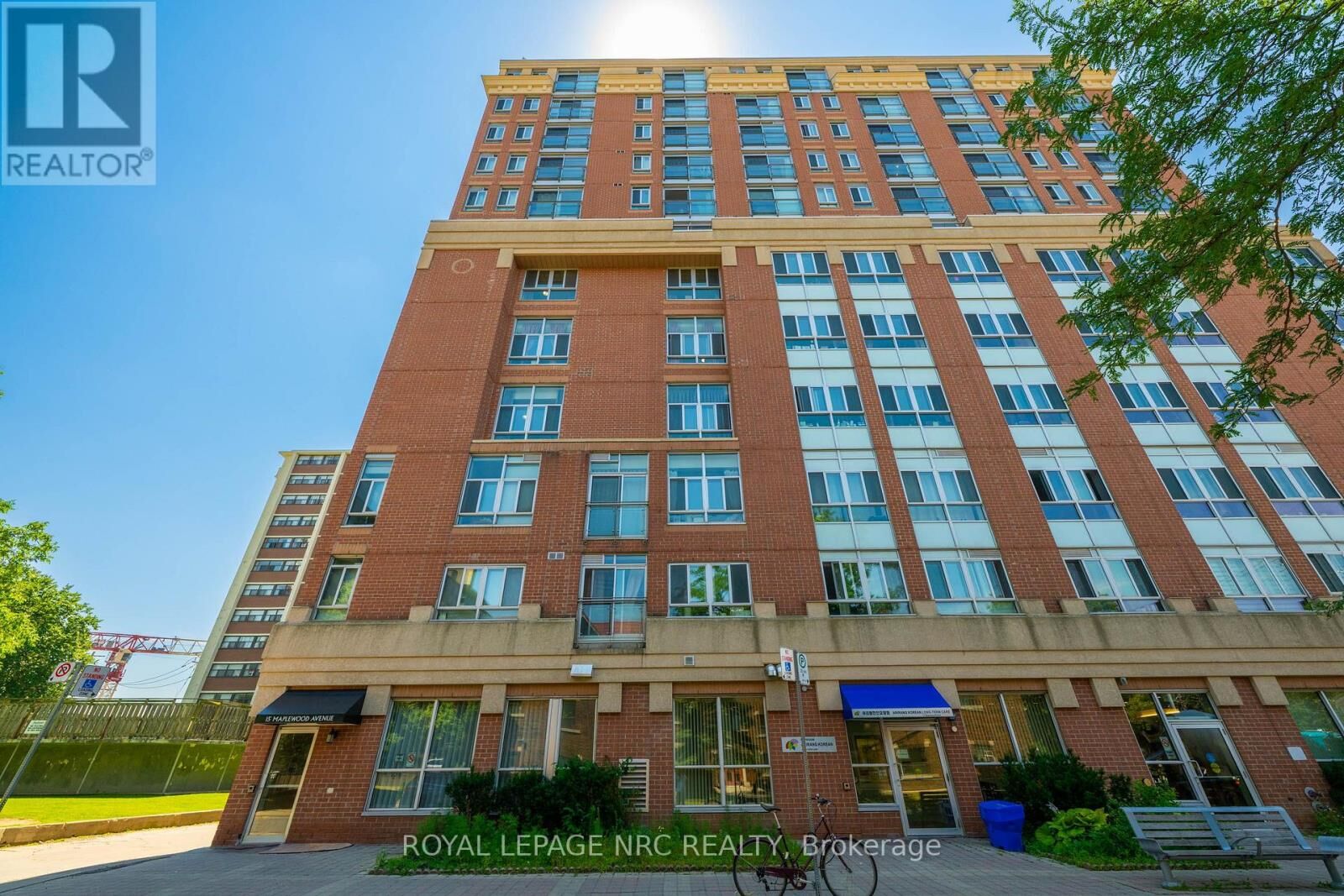 Property Photo: 15 Maplewood Avenue Ph 6 ON M6C 4B4