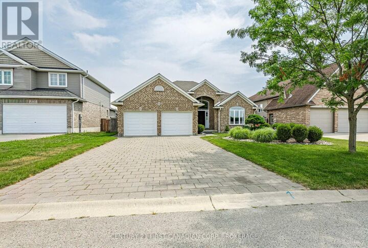 Photo de la propriété:  270 Boyd Boulevard  ON N0M 2M0 
