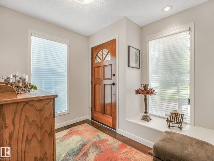 Property Photo: 10 Whiteoak Place AB T8N 3H4