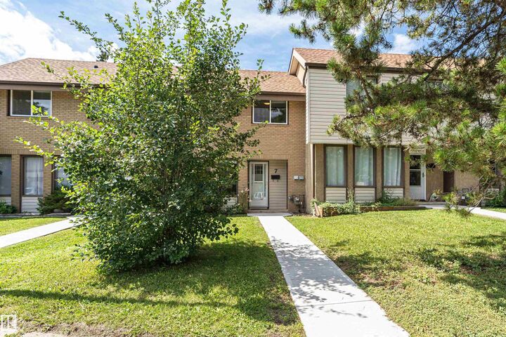 Property Photo:  7 Grandin Village  AB T8N 1R9 