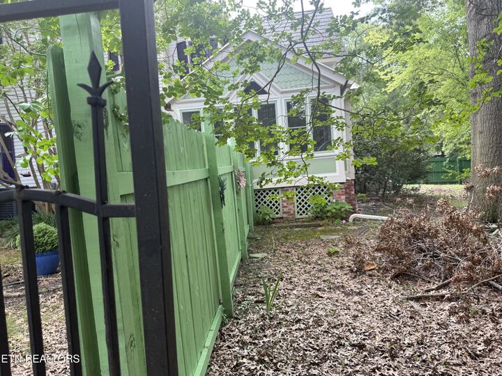 Property Photo:  