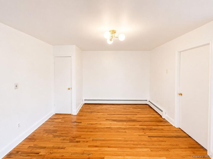 Property Photo:  533 Soundview Avenue 3rd Floor  NY 10473 