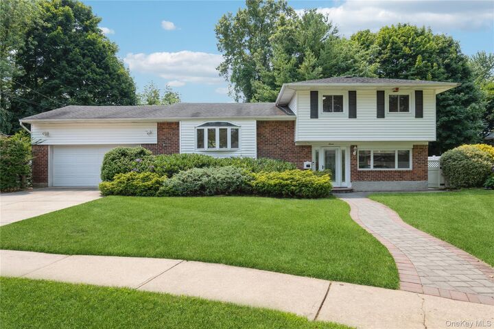 Property Photo:  7 Ebb Court  NY 11725 