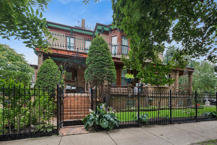 Property Photo:  2656 W Logan Boulevard  IL 60647 