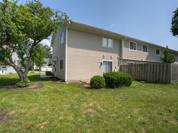Property Photo:  536 Alton Court  IL 60188 