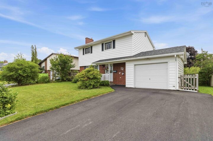12 Briarlynn Crescent — photo 1