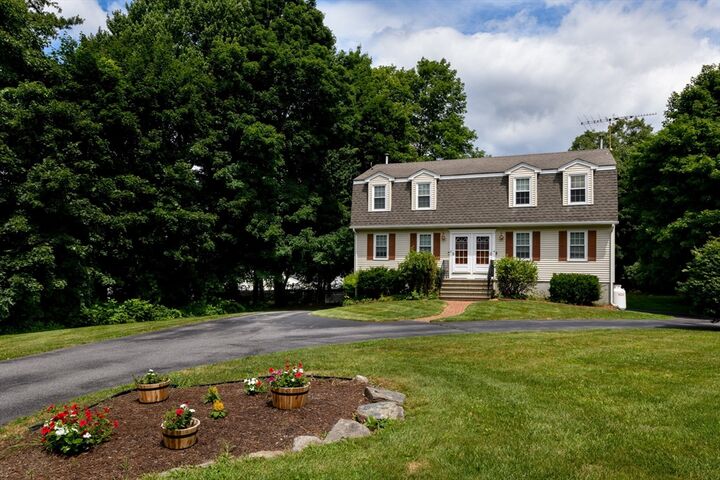 Property Photo:  4 Crestwood Dr 4  MA 01532 