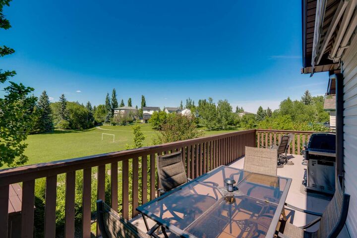 Property Photo: 46 Somerside Manor SW AB T2Y 3G4
