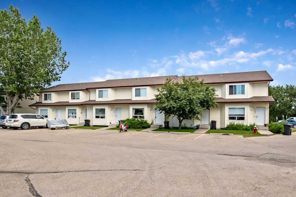 Property Photo:  703 Eagleview Place NW  AB T1V 1Y6 