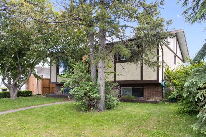 Property Photo:  311 Templeside Circle NE  AB T1Y 3M1 