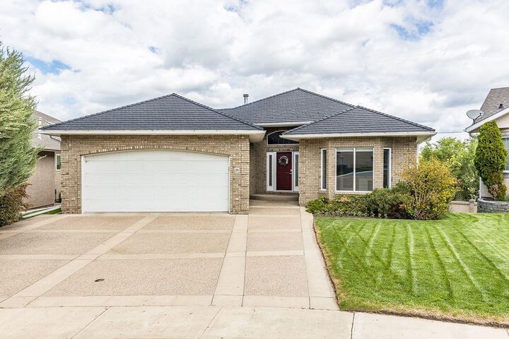 28 Chinook Place SW — photo 1