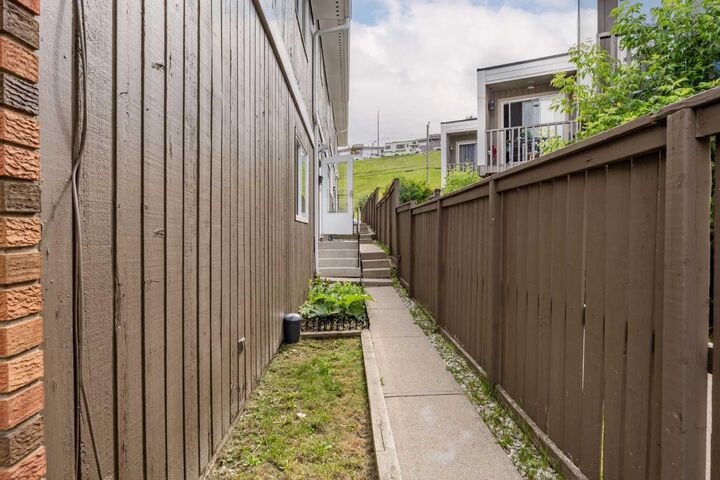 Property Photo:  111 Huntington Park Green NW 8  AB T2K 5H4 
