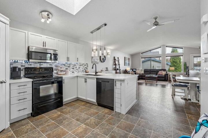 Property Photo:  2046 New Brighton Gardens SE  AB T2Z 4X4 