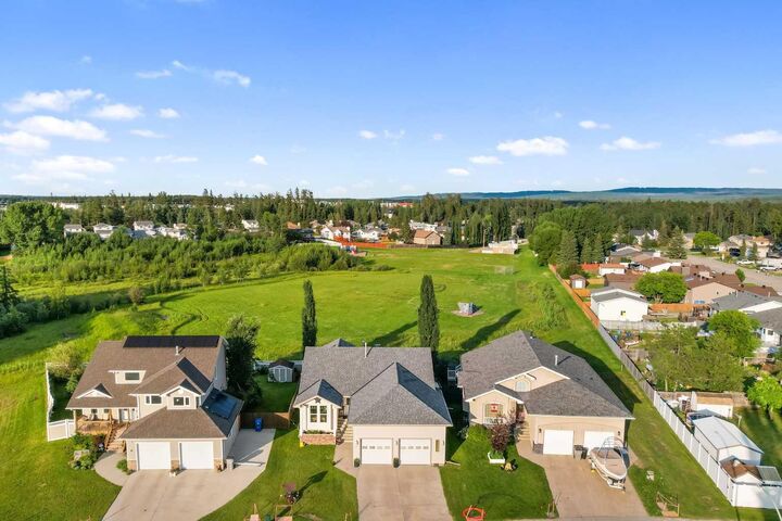 Property Photo: 6 Park Circle AB T7S 1H9