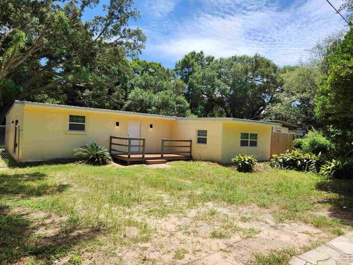Property Photo: 300 Louisiana Dr FL 32505