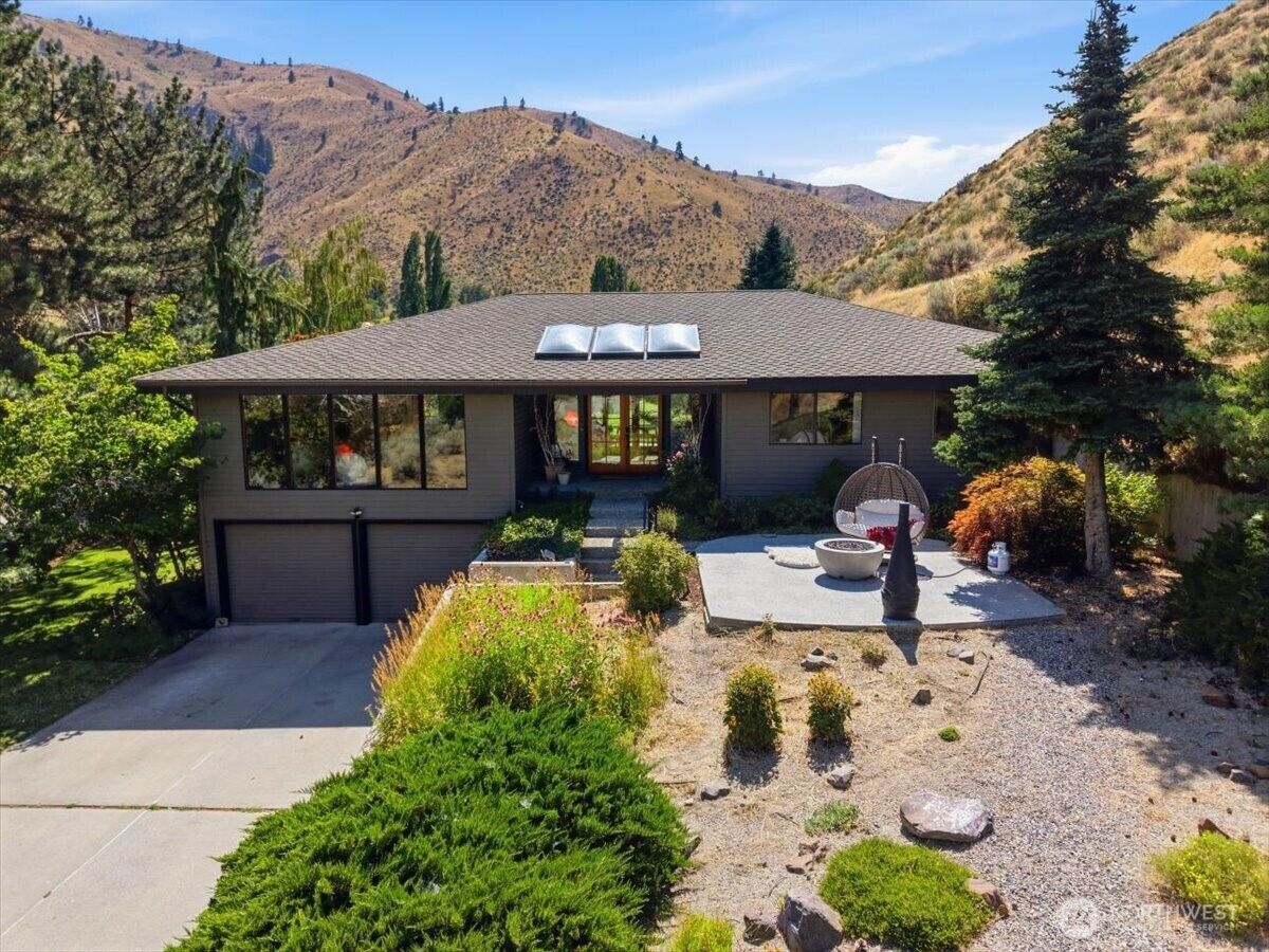 Property Photo: 1030 Canyonside Road WA 98801