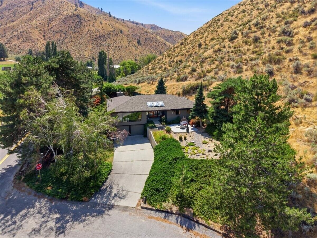 Property Photo: 1030 Canyonside Road WA 98801