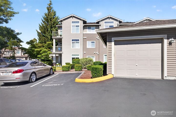 Property Photo:  6117  Isaac Avenue SE H-14  WA 98092 