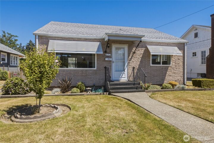 Property Photo:  212  L Street SE  WA 98002 